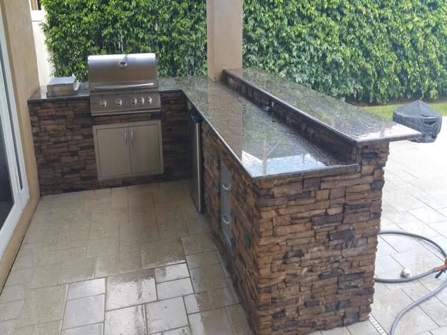 Cliff's Pools & Patios modern outdoor kitchen with travertine counter - serving Deerfield Beach, FL