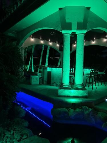 Cliff's Pools & Patios outdoor pool lighting